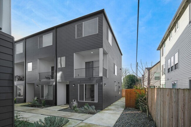 Building Photo - Vancouver Townhouses