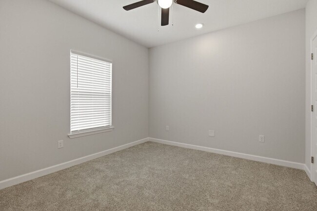 Building Photo - New 4 Bedroom in CRESTVIEW!!