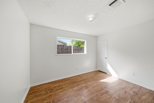 Building Photo - 122 White Cedar St