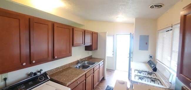 Building Photo - Finleyville 3 Bedroom 1.5 Bath Ranch $1,50...