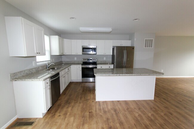 Building Photo - 4 Bed, 2.5 Bath Single Family Home in Mart...
