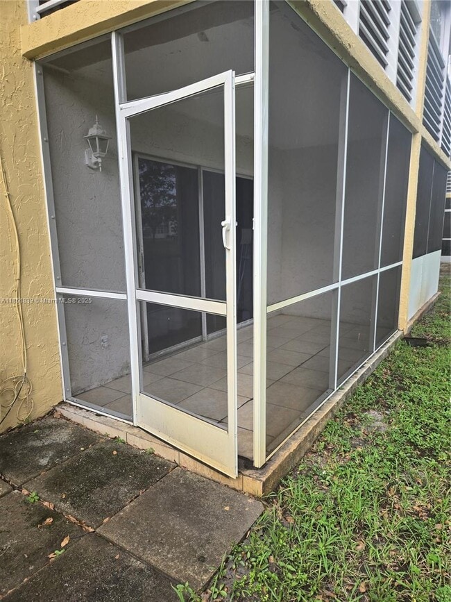 Building Photo - 617 S State Rd 7