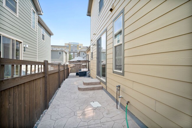 Building Photo - 572 S Vance St