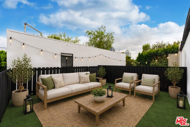 Building Photo - 825 S Detroit St