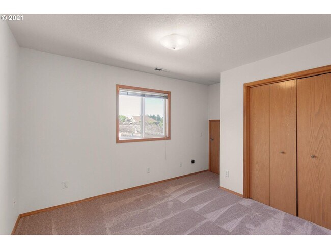 Building Photo - 4 Bedroom Bethany Home on a Large Corner L...