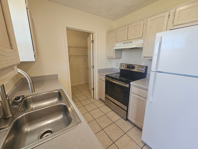 Building Photo - 2701 Ashby Dr