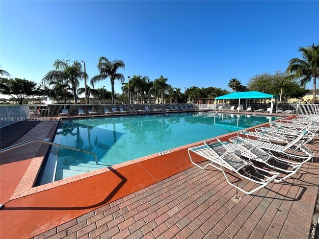 Building Photo - 1586 SE 27th Ct