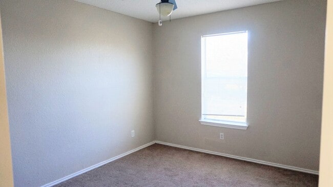 Building Photo - 2301 Flintstone Cir