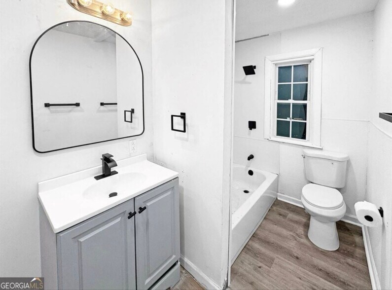 Building Photo - 305 Chestnut St