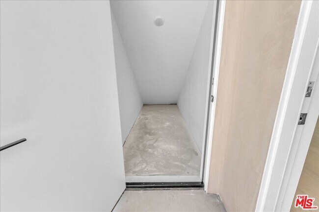 Building Photo - 6913 Encino Ave