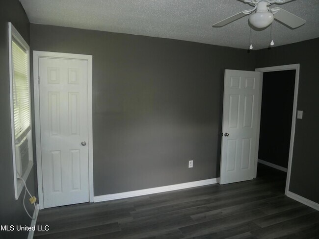 Building Photo - 5149 Gray Dr
