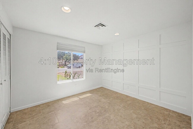 Building Photo - 2104 N Comanche Dr