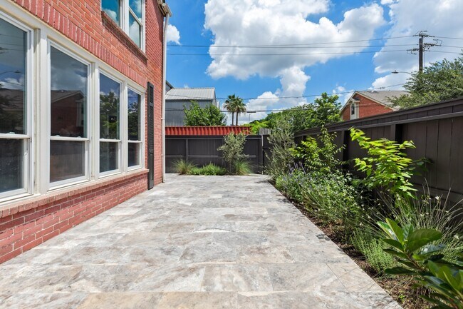 Building Photo - 601 Sandman St