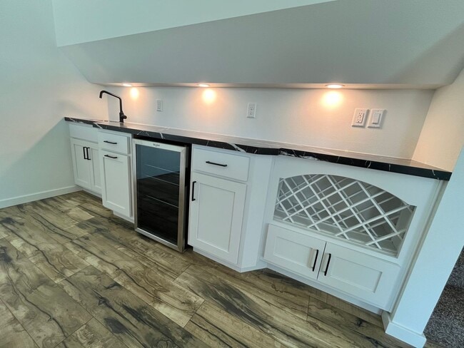 Building Photo - 4 Bed/3.5 Bath with 4 Stall Heated Garage!