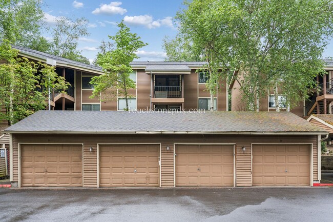 Building Photo - Light Filled Clackamas Condo with Covered Balcony and Community Amenities