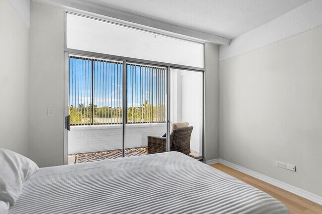 Building Photo - Downtown Charleston Living with Stunning Views