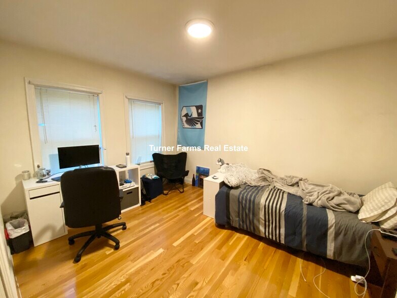 Building Photo - 128 Hillside St