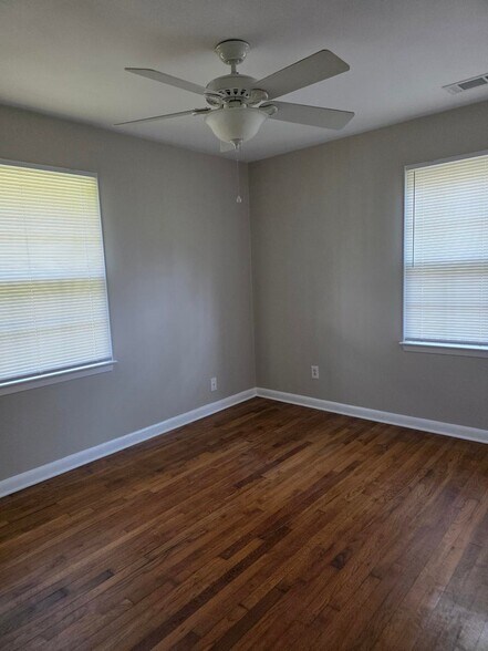 Building Photo - 889 Quail Dr