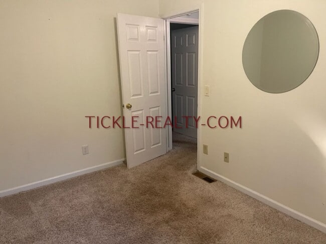 Building Photo - 3 Bedroom Ranch - Huge Garage - Fenced Yard