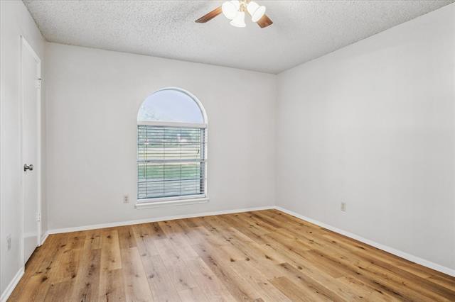 Building Photo - 201 Valley View Dr N