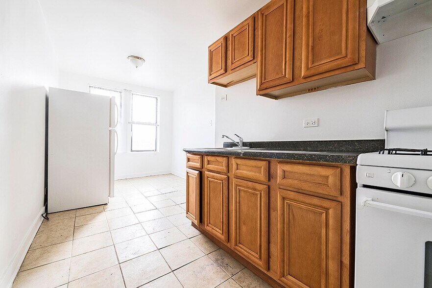 Building Photo - 808 W 76th