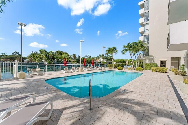 Building Photo - 9800 W Bay Harbor Dr