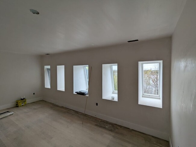 Building Photo - 105 Shore Dr