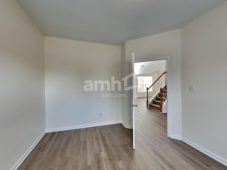 Building Photo - 661 Hay River St