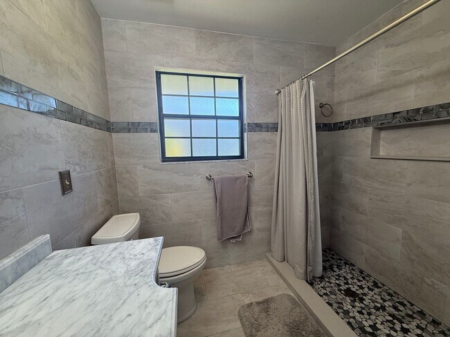 Building Photo - Beautiful 3 bedroom 2.5 bathroom pool home