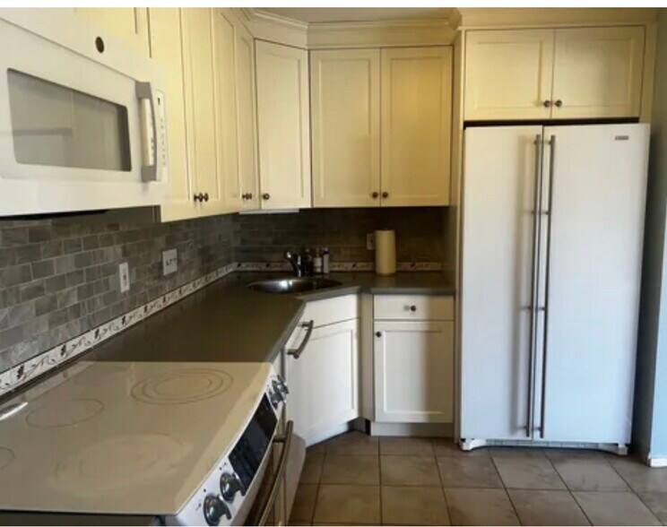 Building Photo - 255 Strawberry Hill Ave