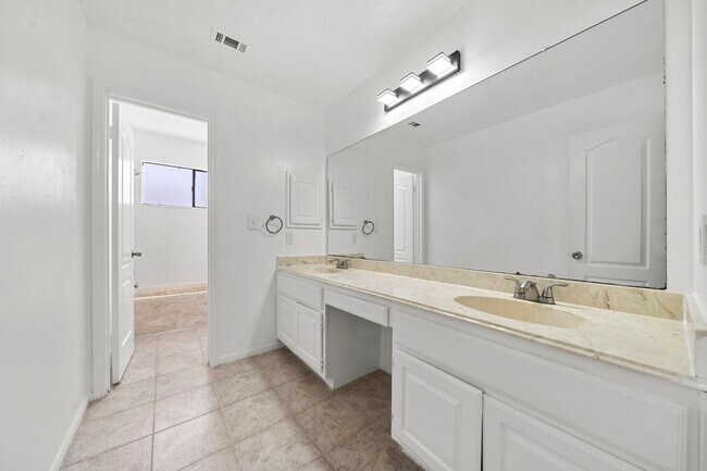 Building Photo - 2406 Parkwood Ln
