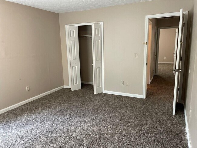 Building Photo - 8801 Lakecrest Way