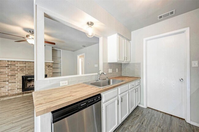 Building Photo - 2106 Nickerson St