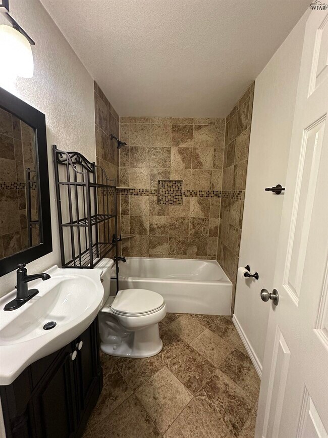 Building Photo - 1622 Longview St