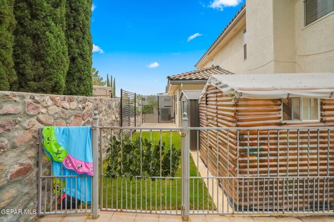 Building Photo - 6052 Bandolero Dr