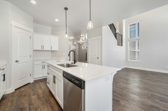 Building Photo - Pet-Friendly 3-Bedroom Rental Near Thanksg...