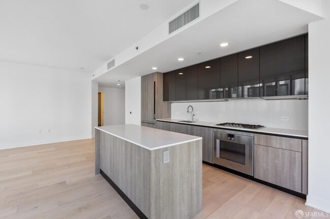 Building Photo - 338 Main St