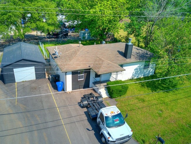 Building Photo - Great home, 4 bedrooms or 3+study, 1.5 bat...