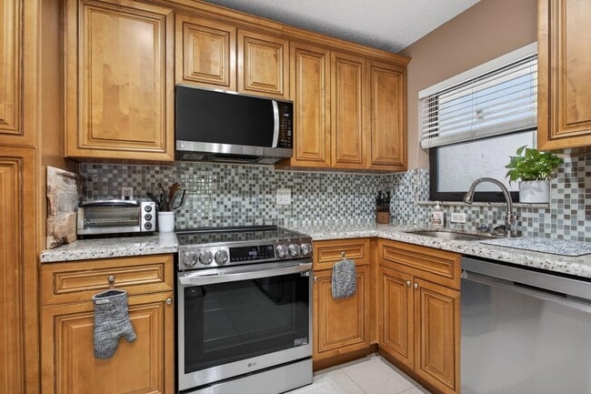 Building Photo - 4483 Carambola Cir S