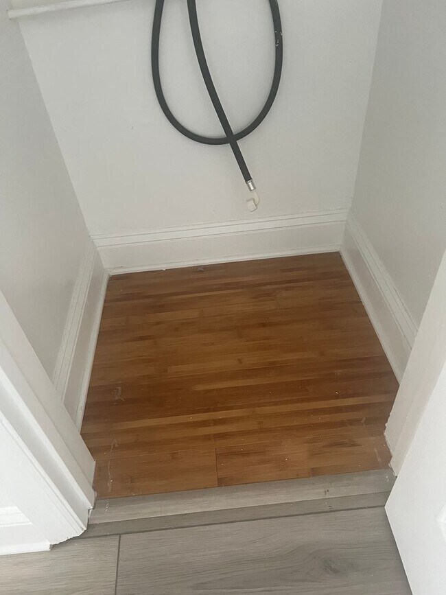 Building Photo - Beautiful renovated 1 bedroom Condo with R...