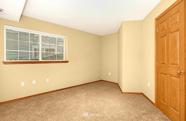 Building Photo - 18641 NE 55th Way