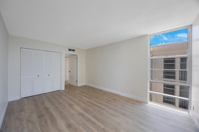 Building Photo - 7400 Sun Island Dr S