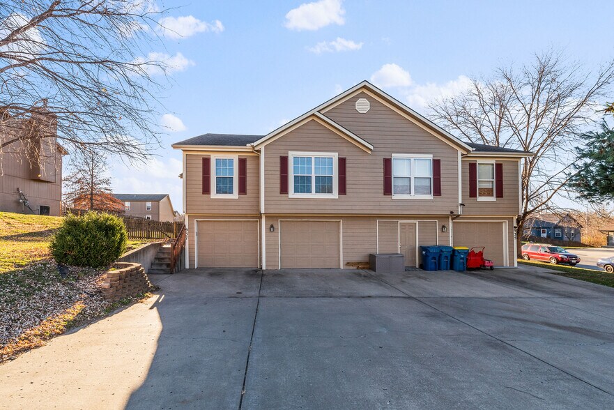 Primary Photo - 937 Goldfinch Ln