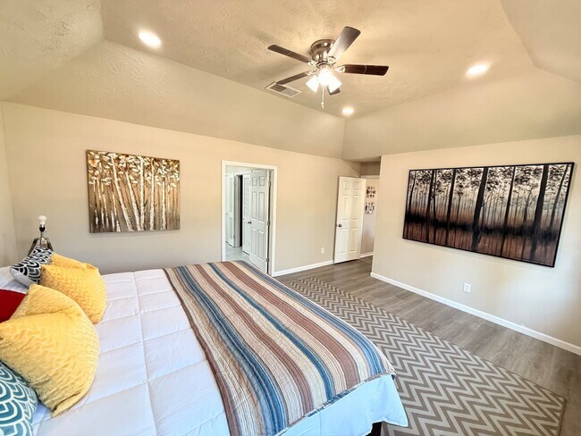 Building Photo - 1711 Surrey Ct