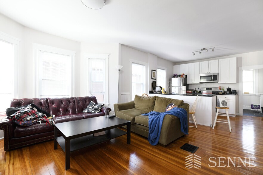Building Photo - 37 Magoun St