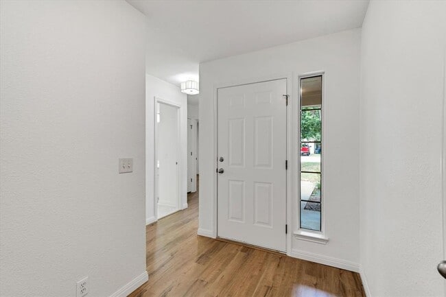 Building Photo - 1707 Primrose Ln