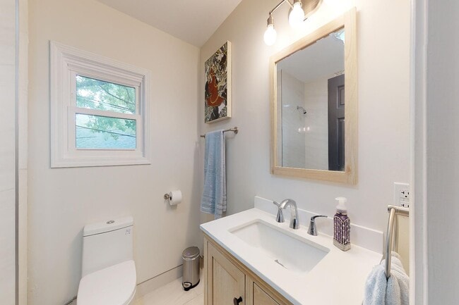 Building Photo - 2002 Ridgemont Rd