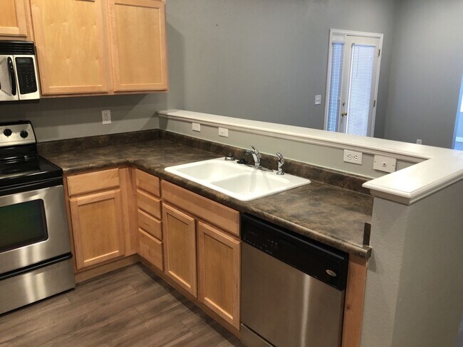 Building Photo - Updated 2 Bed, 2 Bath Main Floor Condo with Garage
