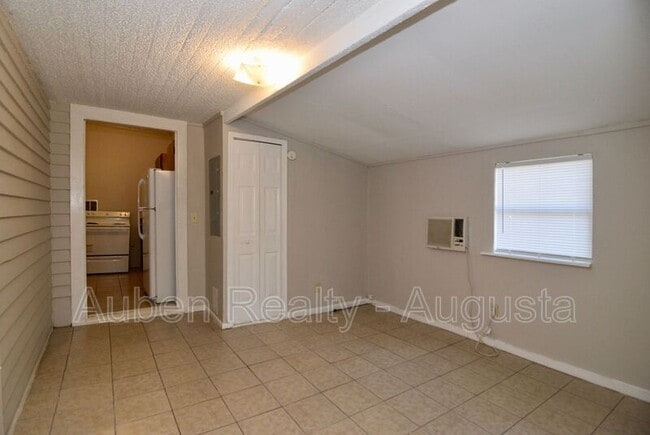 Building Photo - 2058 Battle Row