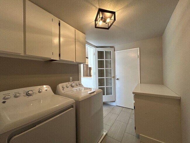 Building Photo - Recently Remodeled Single-Story 3/2 Gem in...